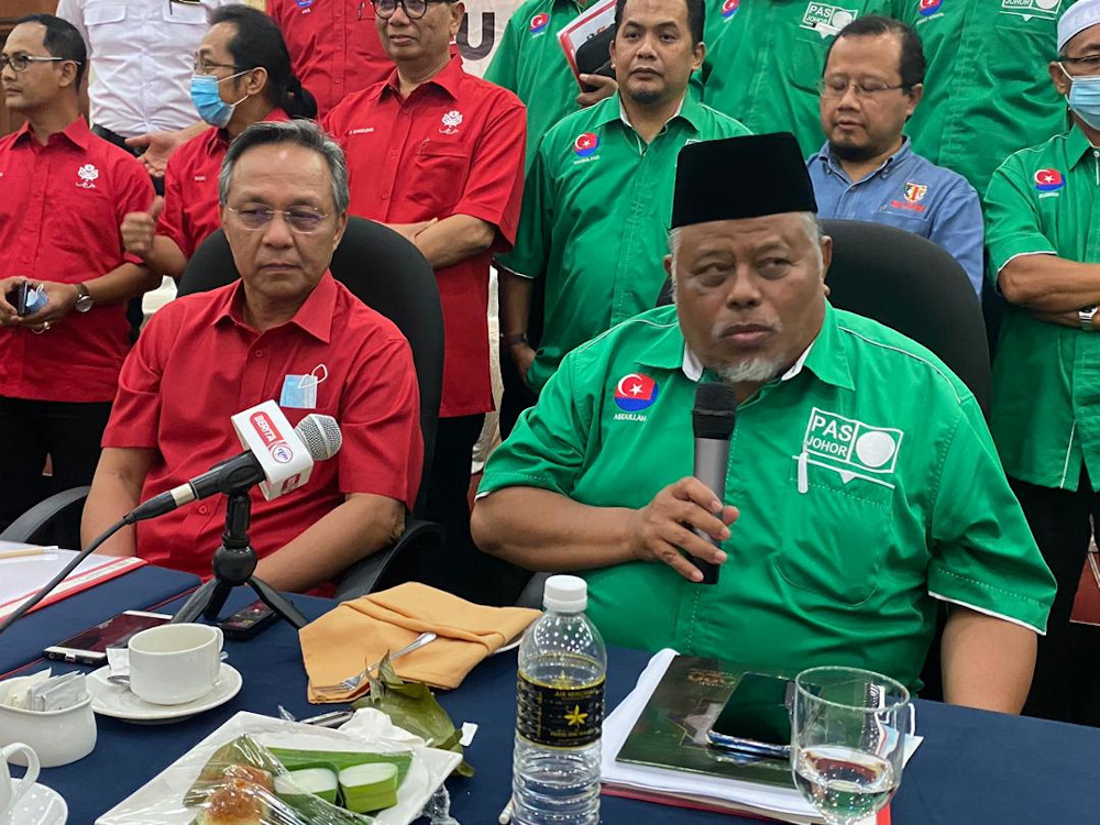 Johor Umno chief Datuk Hasni Mohammad (left) and his PAS counterpart Abdullah Husin (right) speak to reporters after jointly chairing the state Muafakat Nasional steering committee meeting in Johor Baru August 26, 2020. u00e2u20acu201d Picture by Ben Tan
