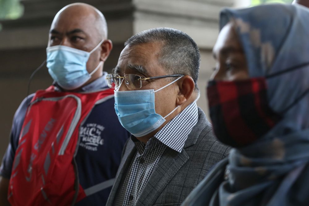 Tan Sri Mohd Isa Samad arrives at the Kuala Lumpur High Court Complex August 17, 2020. u00e2u20acu201d Picture by Yusof Mat Isa