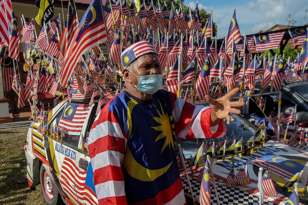 塔扎阿郎依布拉欣每年都会花数百令吉来更换破烂的国旗。-Farhan Najib摄-