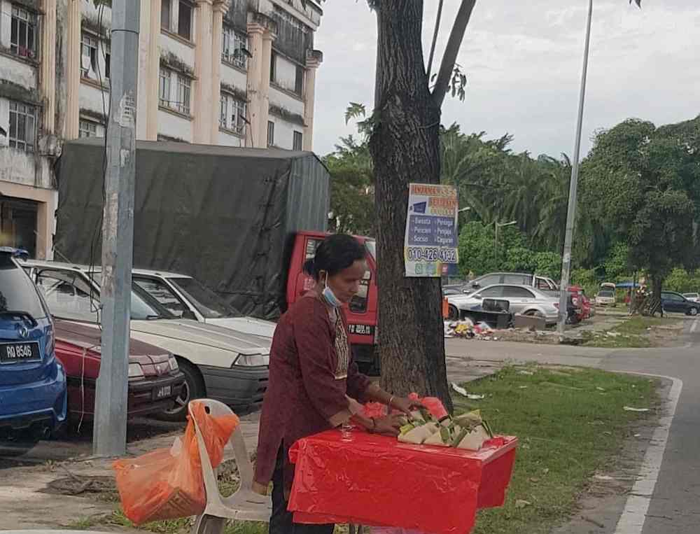 马哈拉丘米普拉巴卡拉我通常在位于Taman Sentosa公寓外面的空地卖椰浆饭。-图取自Roob Ganesan推特-