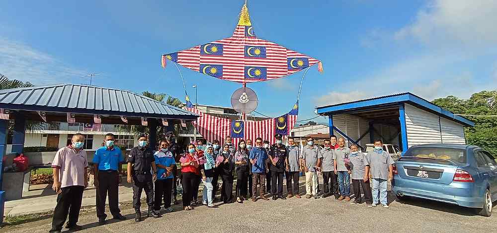 Jelebu town council members stop by to take a look at the Pertang police officers giant Merdeka-themed kite. u00e2u20acu201d Picture courtesy of Pertang Police Station