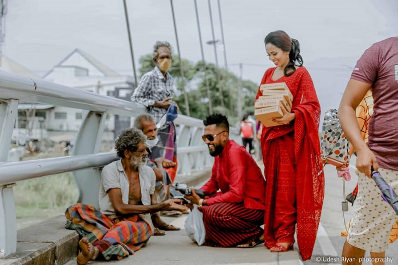 The couple distributed pizzas and soft drinks to feed the hungry in the city of Matara, located 160km from the capital Colombo. u00e2u20acu2022 Picture via Facebook/Dishan Thilakshana