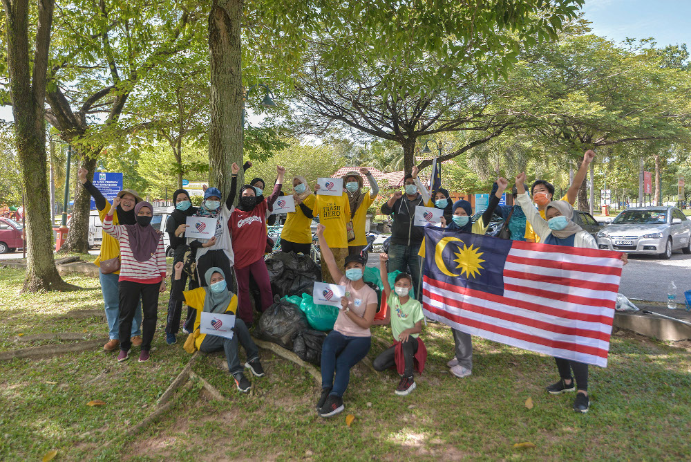 记者陪同非营利组织Trash Hero Putrajaya志工们到万宜Taman Tasik Cempaka进行清理工作。-Shafwan Zaidon摄-