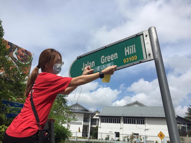Kuching Dapsy said it put up the Chinese characters for the road signages of Jalan Main Bazaar, Wayang Street, and Jalan Greenhill which they claimed had been u00e2u20acu02dcomittedu00e2u20acu2122 by DBKU. u00e2u20acu2022 Picture via Facebook/DAP Sarawak