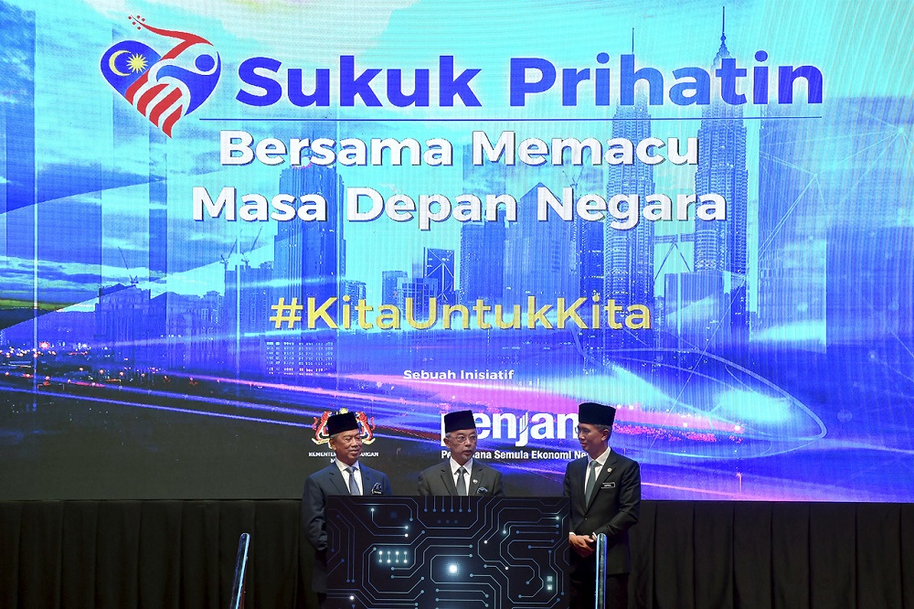 Yang di-Pertuan Agong Al-Sultan Abdullah Riu00e2u20acu2122ayatuddin Al-Mustafa Billah Shah (middle) and Prime Minister Tan Sri Muhyiddin Yassin witnessing the launch of Sukuk Prihatin at the Ministry of Finance in Putrajaya August 18, 2020. u00e2u20acu2022 Bernama pic