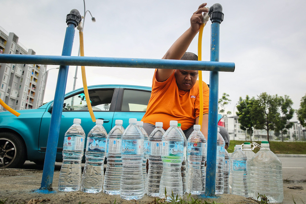 Residents of Setia Alam collect water from an Air Selangor water point following the water disruption in the Klang Valley September 6, 2020. u00e2u20acu201d Picture by Yusof Mat Isa