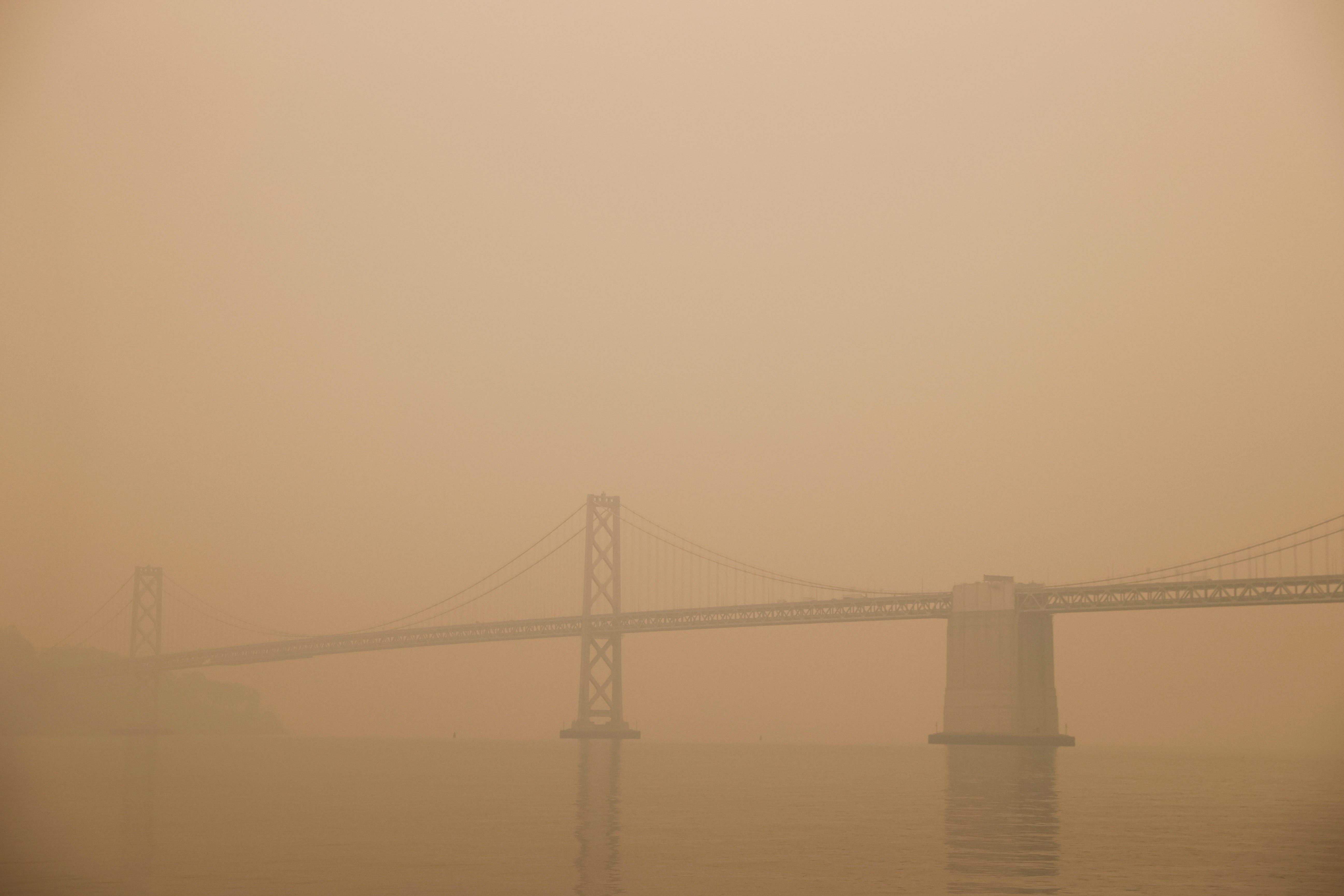 美国西岸不只大面积森林惨遭焦烧，以加州为主的沿岸城市，多日来被数百公里之外飘来的大火烟雾笼罩。图为旧金山金门大桥。-路透社-