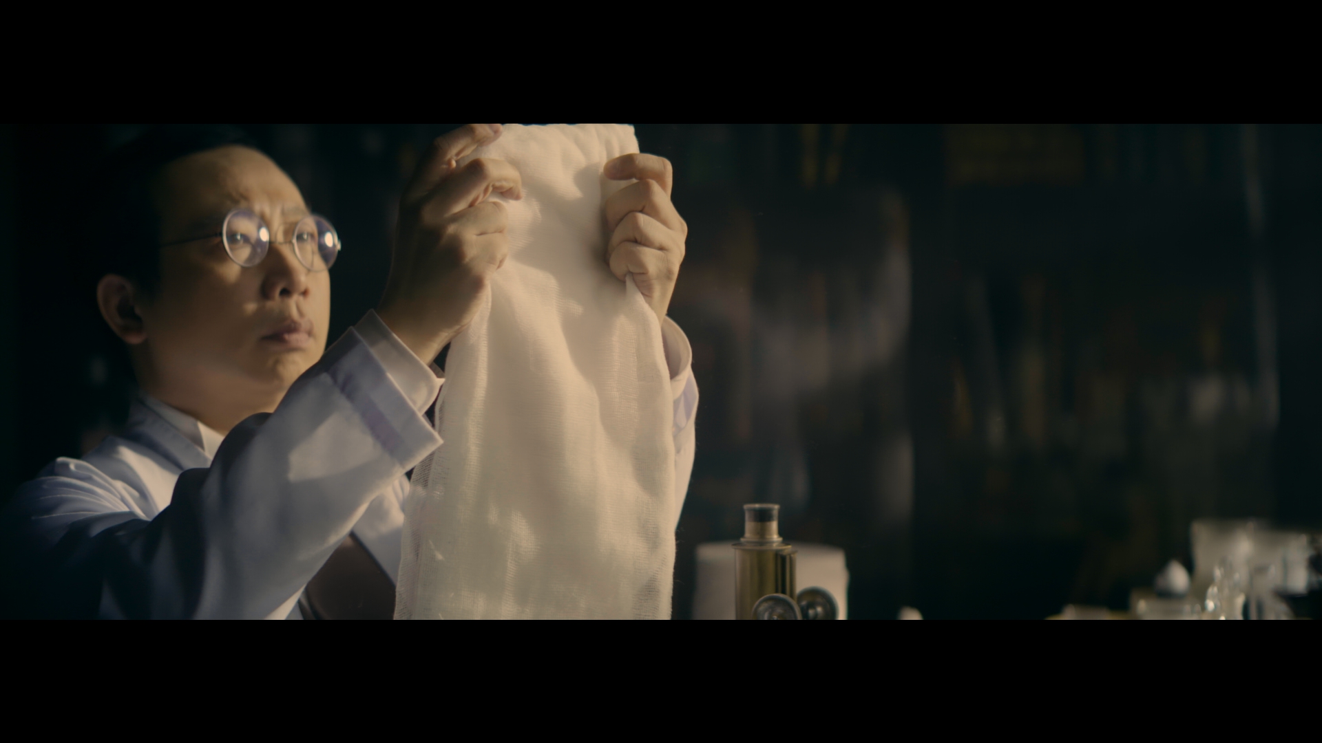 以槟城“口罩之父”伍连德医生原型的角色，也在天地通的爱国影片中出现。-Celcom供图-