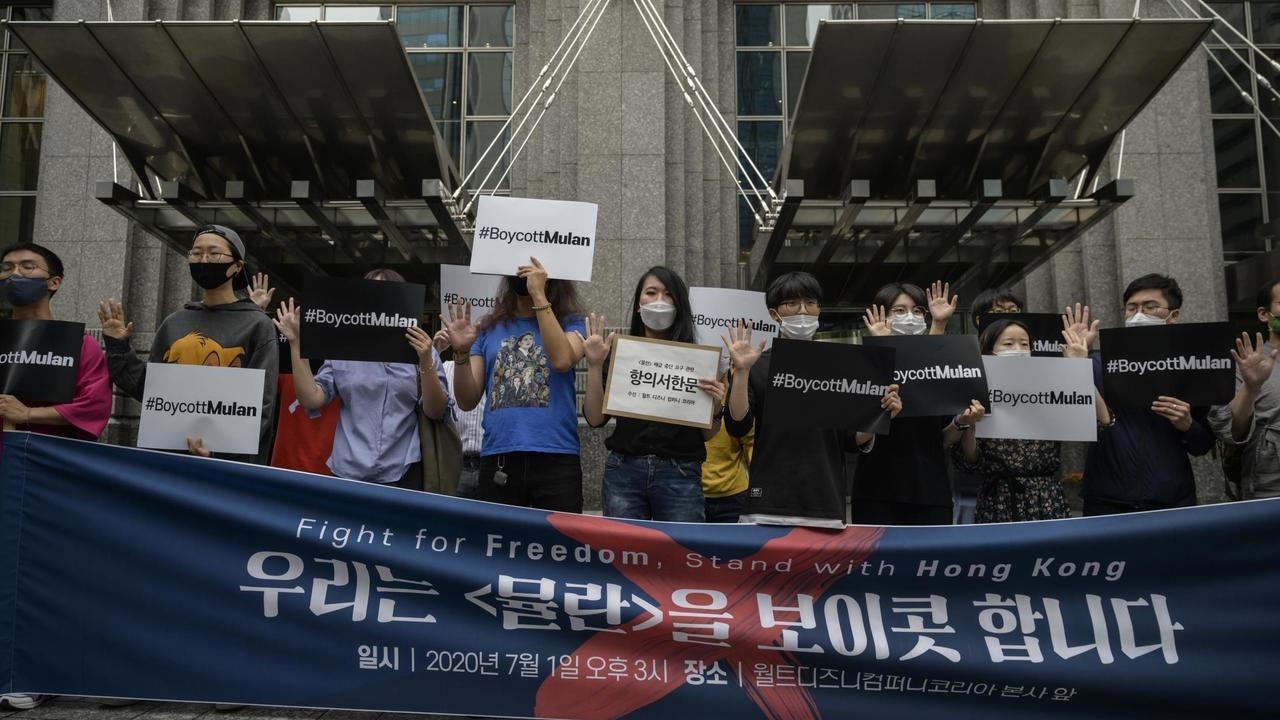 韩国大学生和青年团体7月1日在韩国迪斯尼公司前举办记者见面会，抵制《花木兰》在韩国上映。-图取自网络-