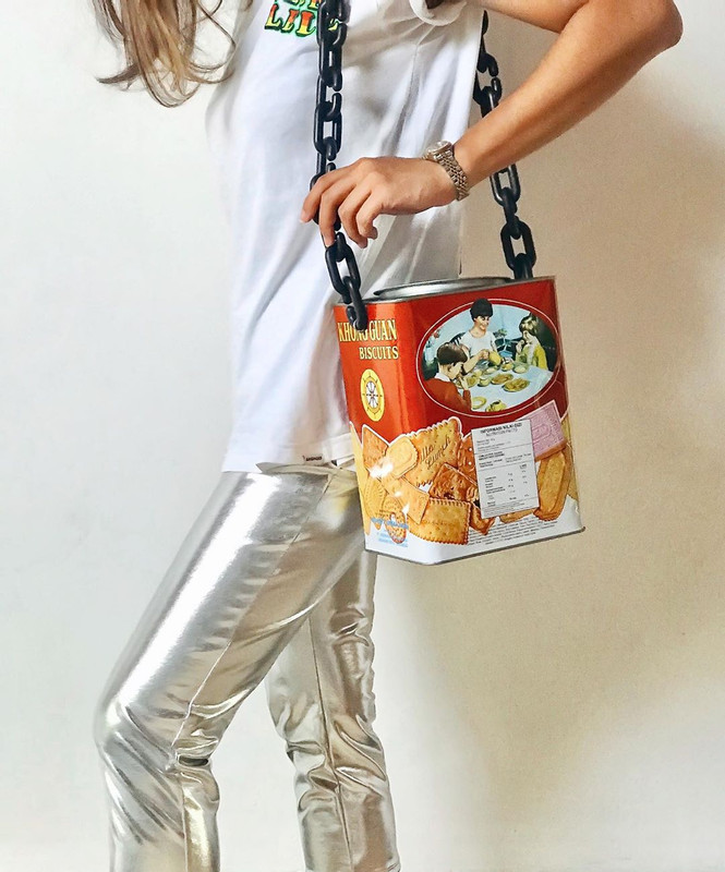 Putri Samboda利用Khong Guan饼干桶制作的背包。-图片摘自@putrisamboda Instagram-