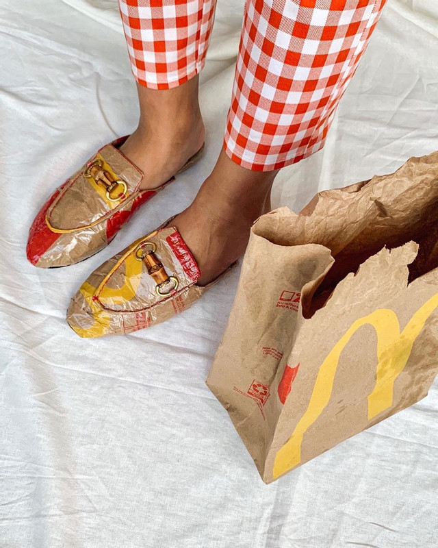 Putri Samboda把Gucci平底鞋和麦当劳的纸袋做结合，改造出一双“McLoafers”。-图片摘自@putrisamboda Instagram-