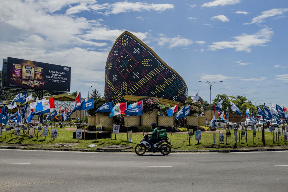 Party flags are seen during the Sabah state election campaign in Donggongon, Penampang, Sabah September 21, 2020. u00e2u20acu201d Picture by Firdaus Latif