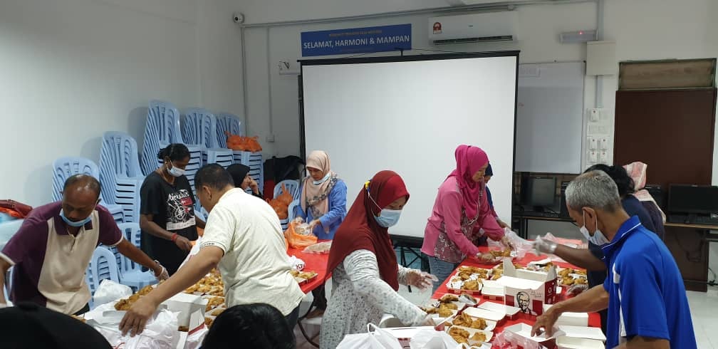 沙孟达里居民与雪州10家肯德基分店携手合作，分发爱心餐点给予弱势群体。-KFC提供-