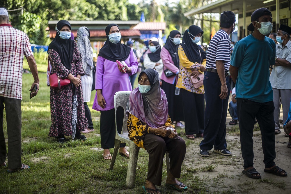 Voters wearing protective masks queue up to cast their votes during the Sabah state election in SK Pulau Gaya September 26, 2020. u00e2u20acu201d Picture by Firdaus Latif