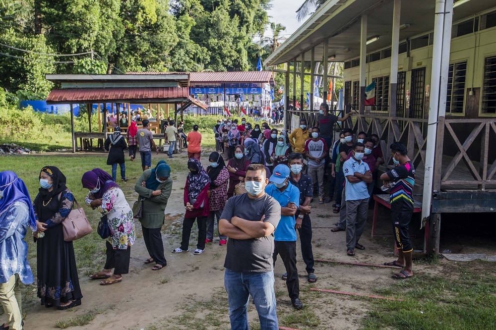 Voters wearing protective masks queue up to cast their votes during the Sabah state election in SK Pulau Gaya September 26, 2020. u00e2u20acu201d Picture by Firdaus Latif