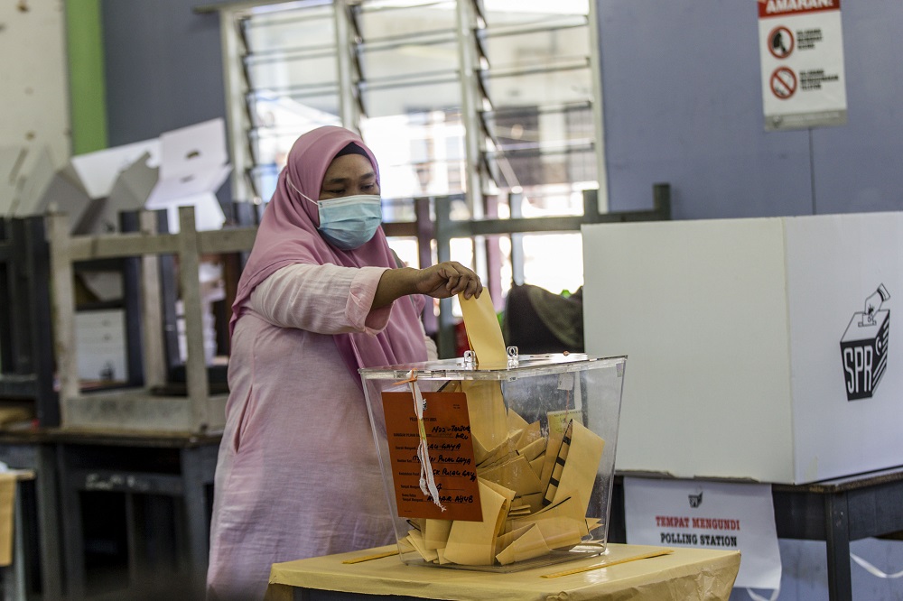 A voter casts her vote at SK Pulau Gaya September 26, 2020. u00e2u20acu201d Picture by Firdaus Latif