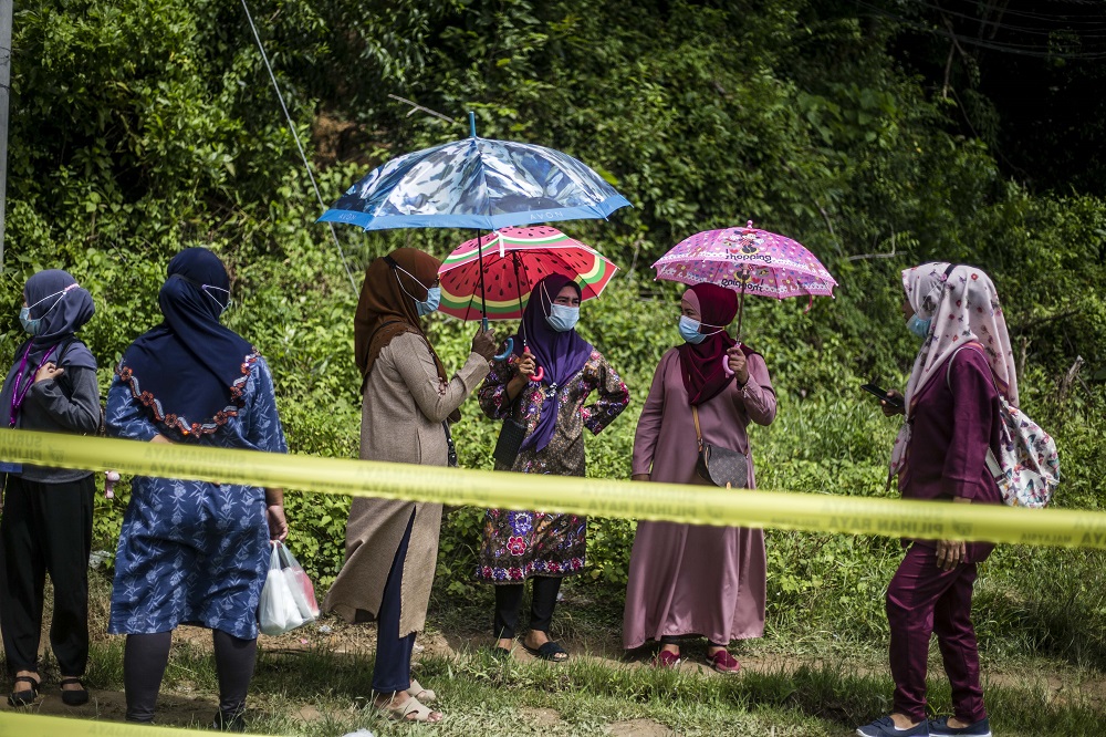 Voters wearing protective masks queue up to cast their votes during the Sabah state election in SK Pulau Gaya September 26, 2020. u00e2u20acu201d Picture by Firdaus Latif