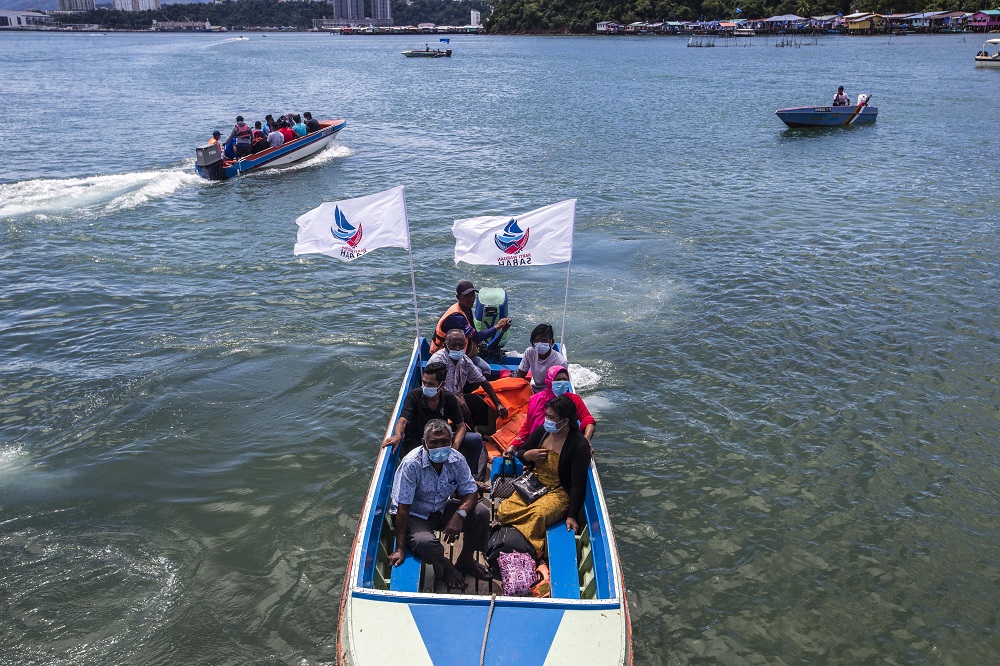 选民必须乘船，才能抵达Pulau Gaya国小的投票中心。-Firdaus Latif摄-