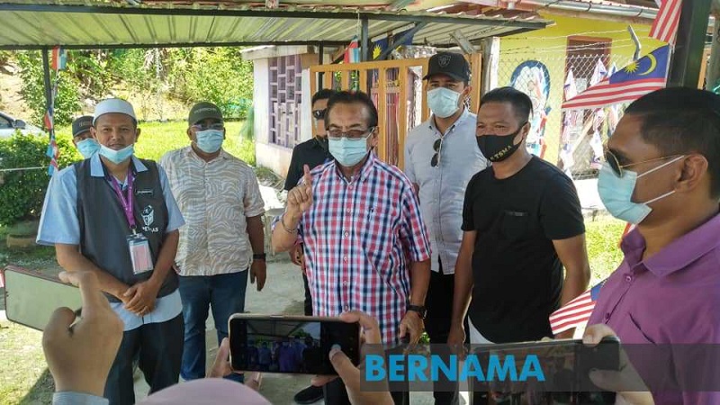 Sungai Sibuga state assemblyman and former Sabah chief minister Tan Sri Musa Aman (centre) poses for a photo after casting his vote at the Sekolah Kebangsaan Sungai Manila polling centre in Sandakan September 26, 2020. u00e2u20acu201d Bernama pic