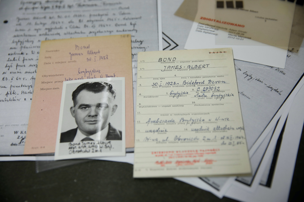 波兰民族纪念研究所于9月23日，出示了疑似英国特工占士邦的证件照。-路透社-