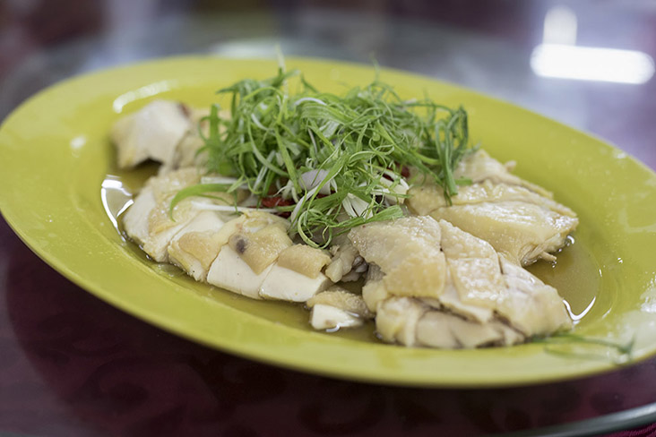 这道芽菜鸡用的是乡村土鸡，然后再配上枸杞和青葱丝，吃起来相当美味。- CK Lim摄-