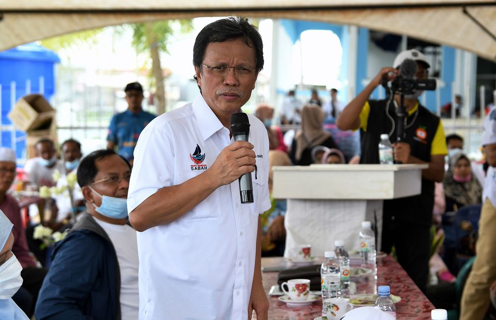 Parti Warisan Sabah president Datuk Seri Mohd Shafie Apdal campaigning in Kampung Balimbang Pulau Bum Bum in Semporna September 12, 2020. u00e2u20acu201d Bernama pic