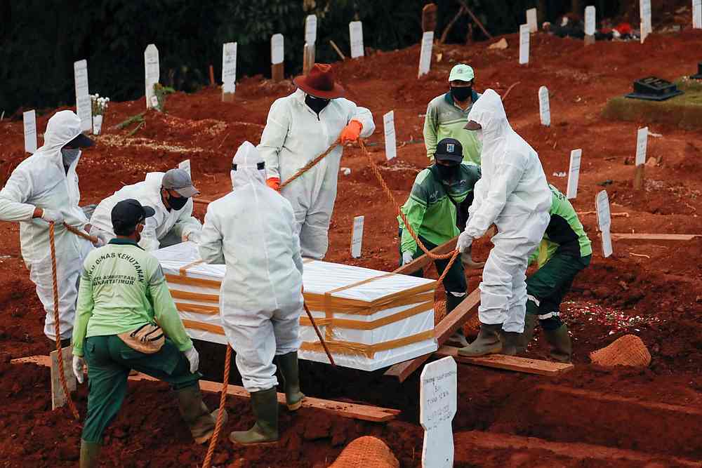 Anti-maskers in the district were tasked to help out gravediggers as they have been forced to work almost constantly with the ever-increasing number of Covid-19 deaths. u00e2u20acu201d Reuters pic 