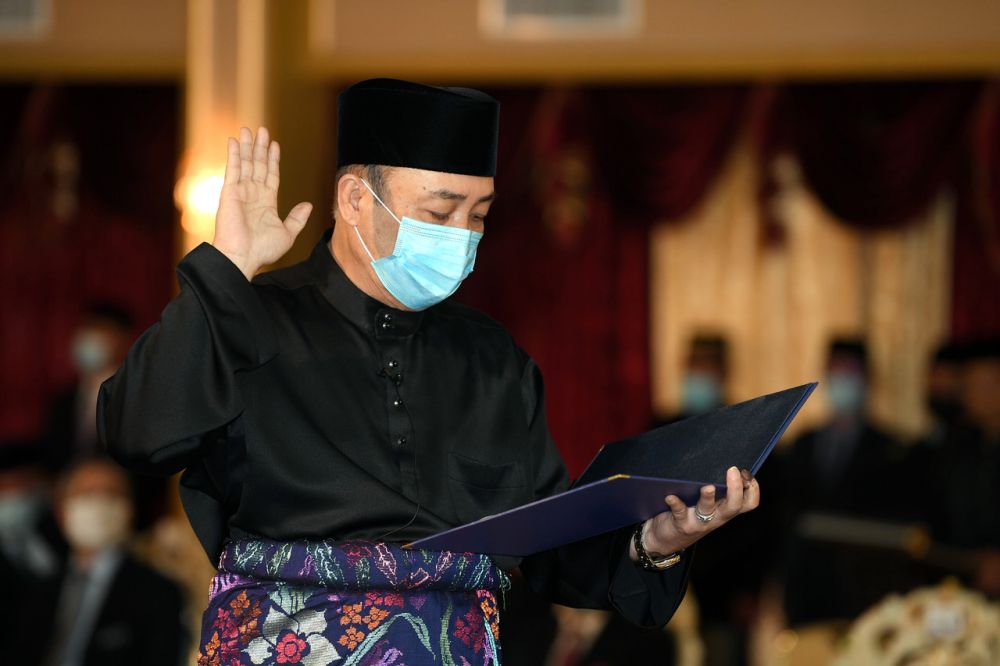 Datuk Hajiji Noor takes his oath of office as Sabah chief minister before the Yang di-Pertua Negeri Tun Juhar Mahiruddin at Istana Negeri, Kota Kinabalu September 29, 2020. u00e2u20acu201d Bernama pic