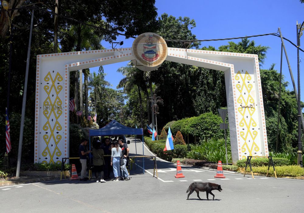 Members of the media gather at the entrance of Istana Negeri, Kota Kinabalu September 27, 2020. u00e2u20acu201d Bernama picn