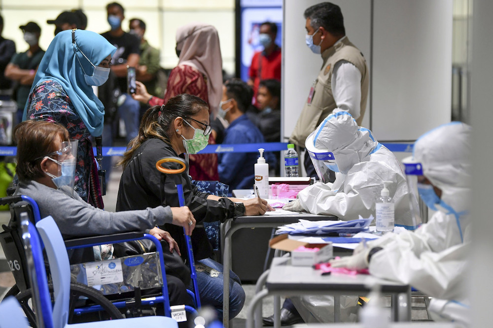 Health Ministry officers conduct Covid-19 screening on passengers arriving from Sabah at the Kuala Lumpur International Airport (KLIA) September 28, 2020. u00e2u20acu201d Bernama pic 