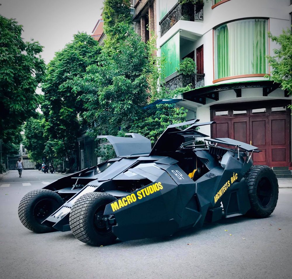 这款蝙蝠侠跑车搭载能够在直路上行驶，最高时速可达100公里，还具备鸥翼门。-图取自阮大中脸书-