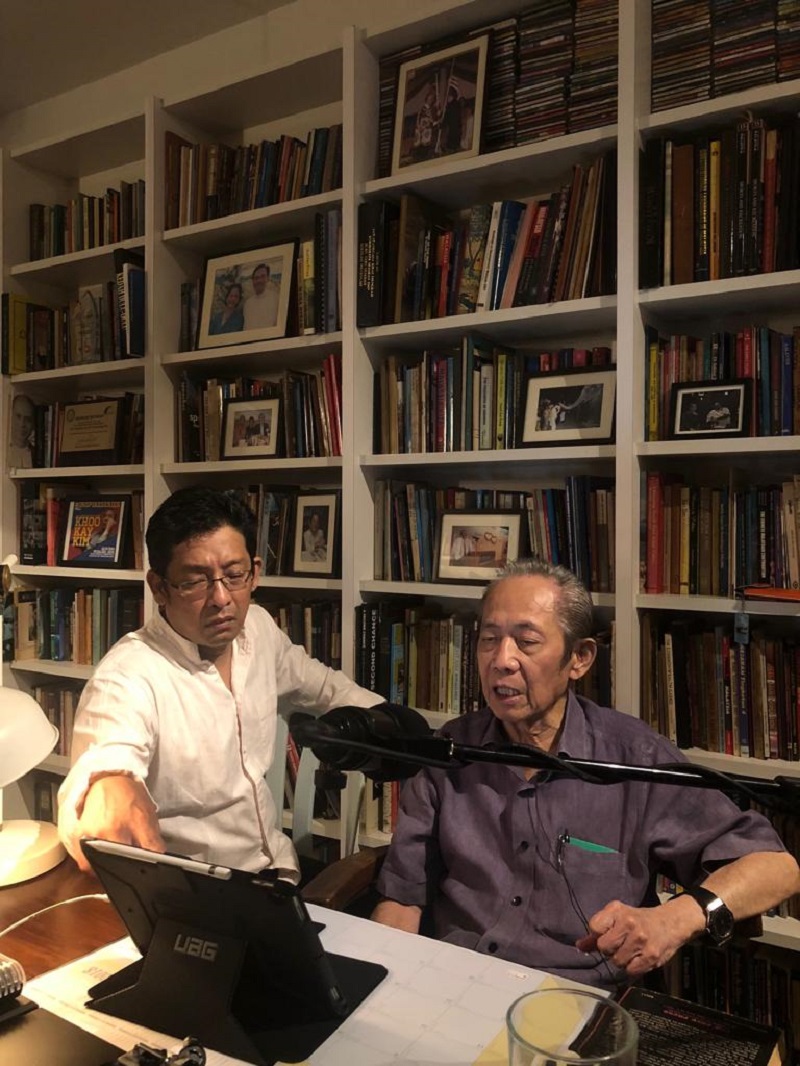 我国著名历史学家邱家金，在儿子的陪同下，于家中录制《I，KKK》的内容。-Nusantara Audiobooks供图-