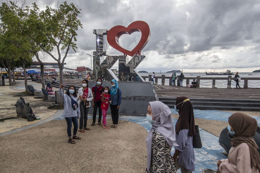 Visitors pose for pictures near the Kota Kinabalu Waterfront September 30, 2020.. u00e2u20acu201d Picture by Firdaus Latif