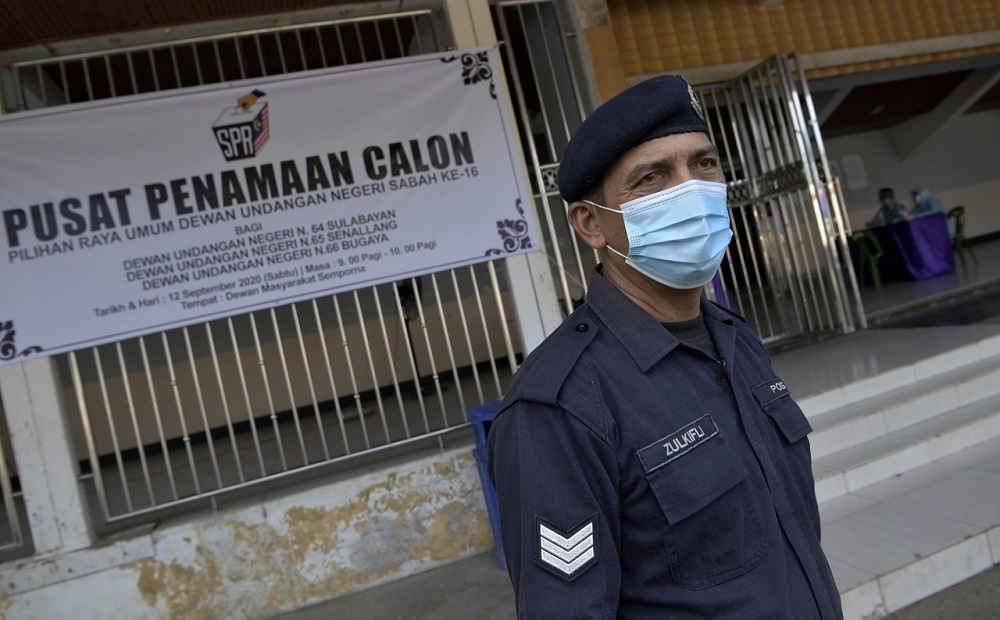A police personnel stands outside the nomination centre in Semporna Sepeember 12, 2020. u00e2u20acu2022 Bernama pic