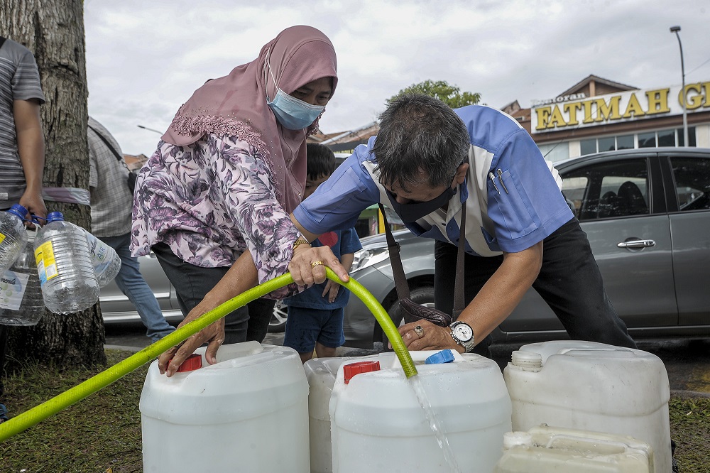 Residents of Keramat AU3 collect water from a Syabas water point following the water disruption in the Klang Valley September 5, 2020. u00e2u20acu2022 Picture by Shafwan Zaidon
