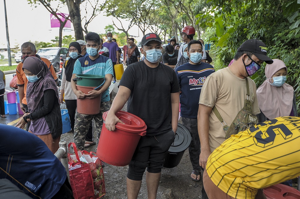 Residents of Keramat AU3 fill their pails with water following the water disruption in the Klang Valley September 5, 2020. u00e2u20acu2022 Picture by Shafwan Zaidon