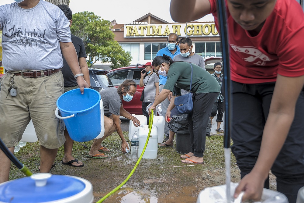 Residents collect water from a Syabas water point in Kuala Lumpur following the water disruption in the Klang Valley September 5, 2020. u00e2u20acu2022 Picture by Shafwan Zaidon