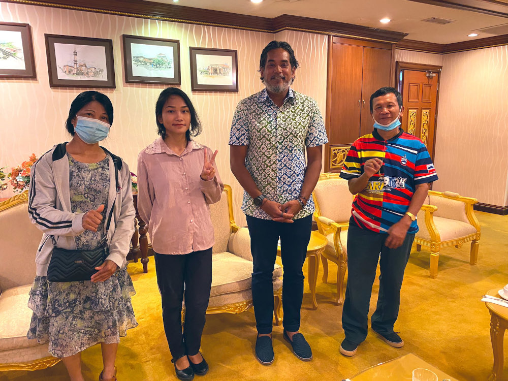 Khairy Jamaluddin, Sabah undergraduate Veveonah Mosibin (2nd left) and her parents pose for a picture in UMS September 10, 2020. u00e2u20acu201d Picture via Twitter/Khairy Jamaluddin