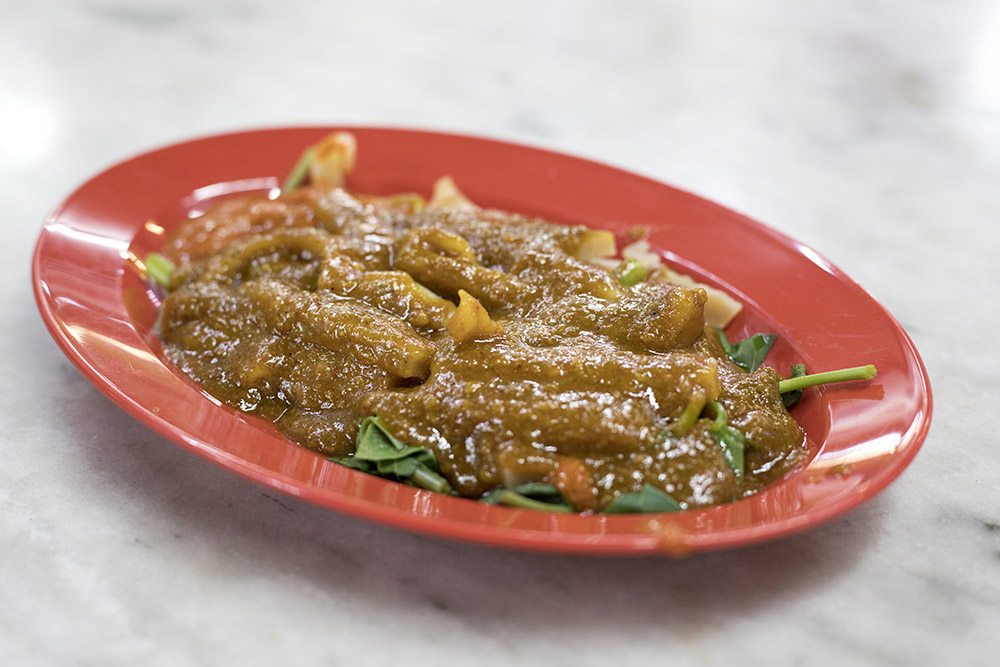 霹雳州的鱿鱼蕹菜，通常会采用沙爹或咖喱酱作为搭配。
