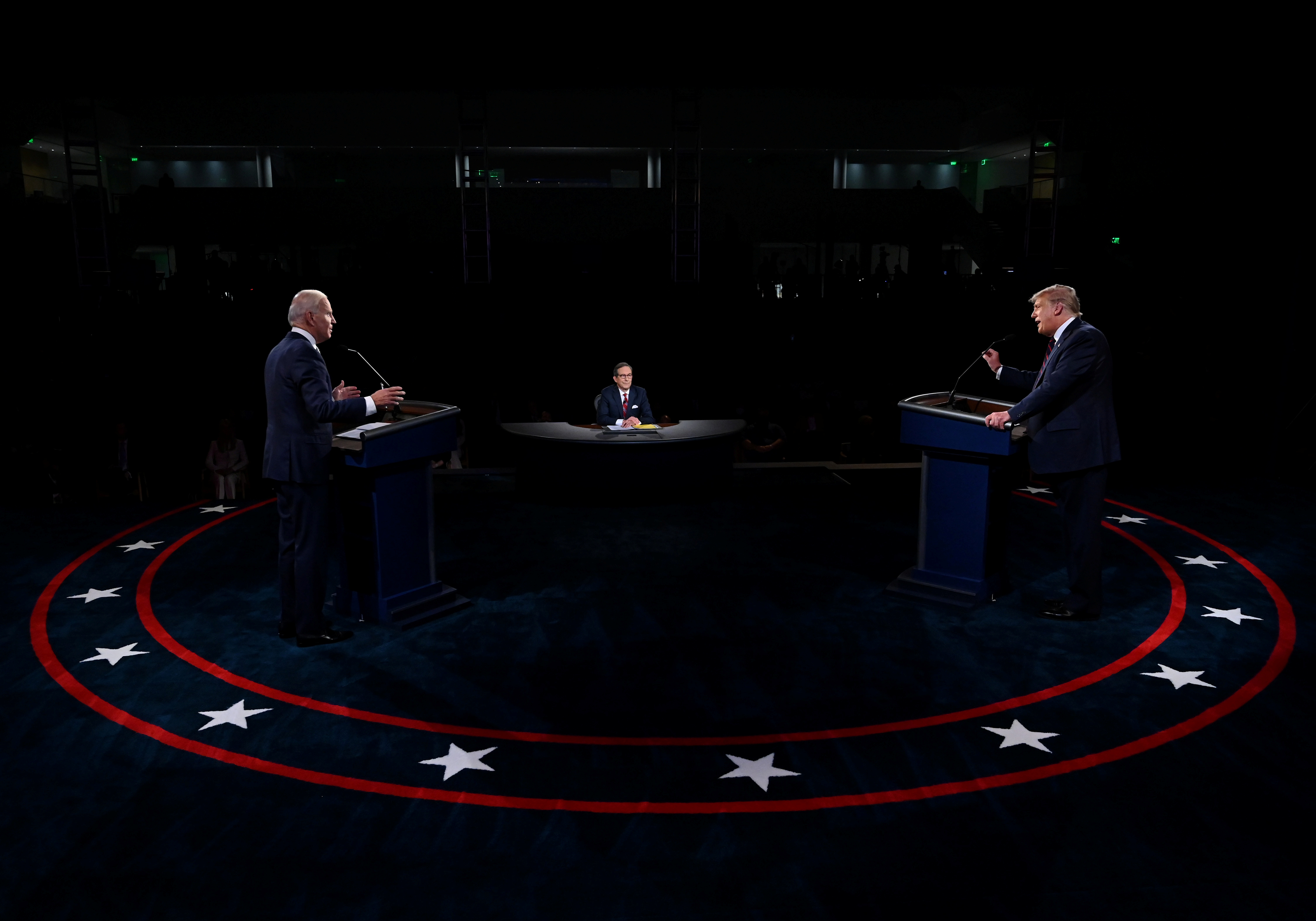 特朗普和对手拜登29日晚间在辩论台上交锋，两人虽都未配戴口罩，不过彼此在讲台上都有维持社交距离。-路透社-
