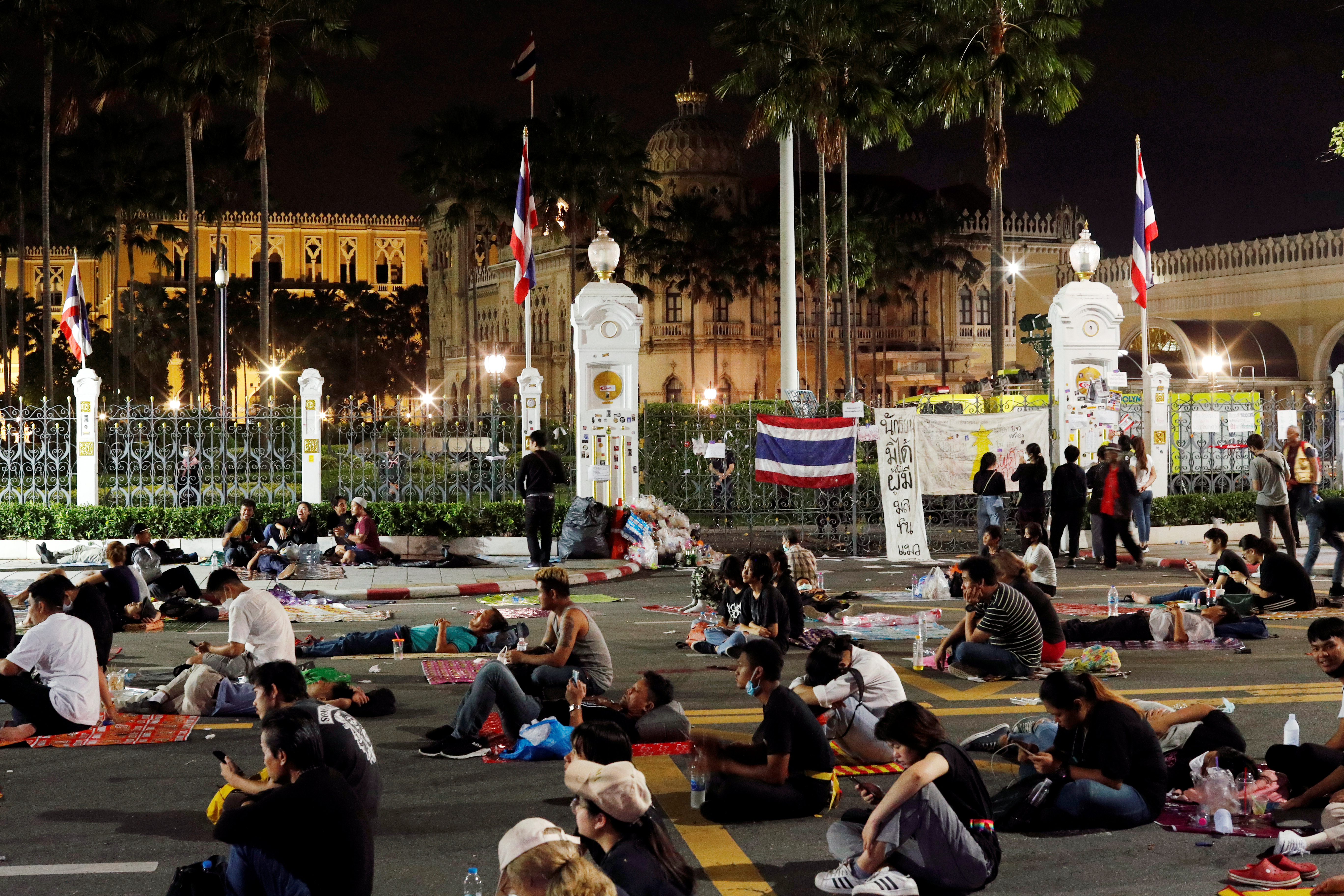 泰国抗议潮不断升温，大批示威者通宵留守在首相府外，拒绝离开。-路透社-
