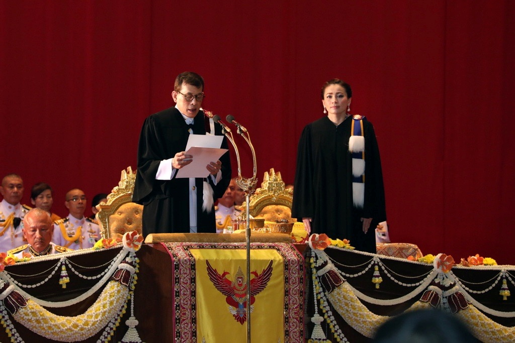 泰王哇集拉隆功和王后周五现身向应届毕业生颁发证书，但多名学生杯葛，以示对泰国王室的不满。-路透社-