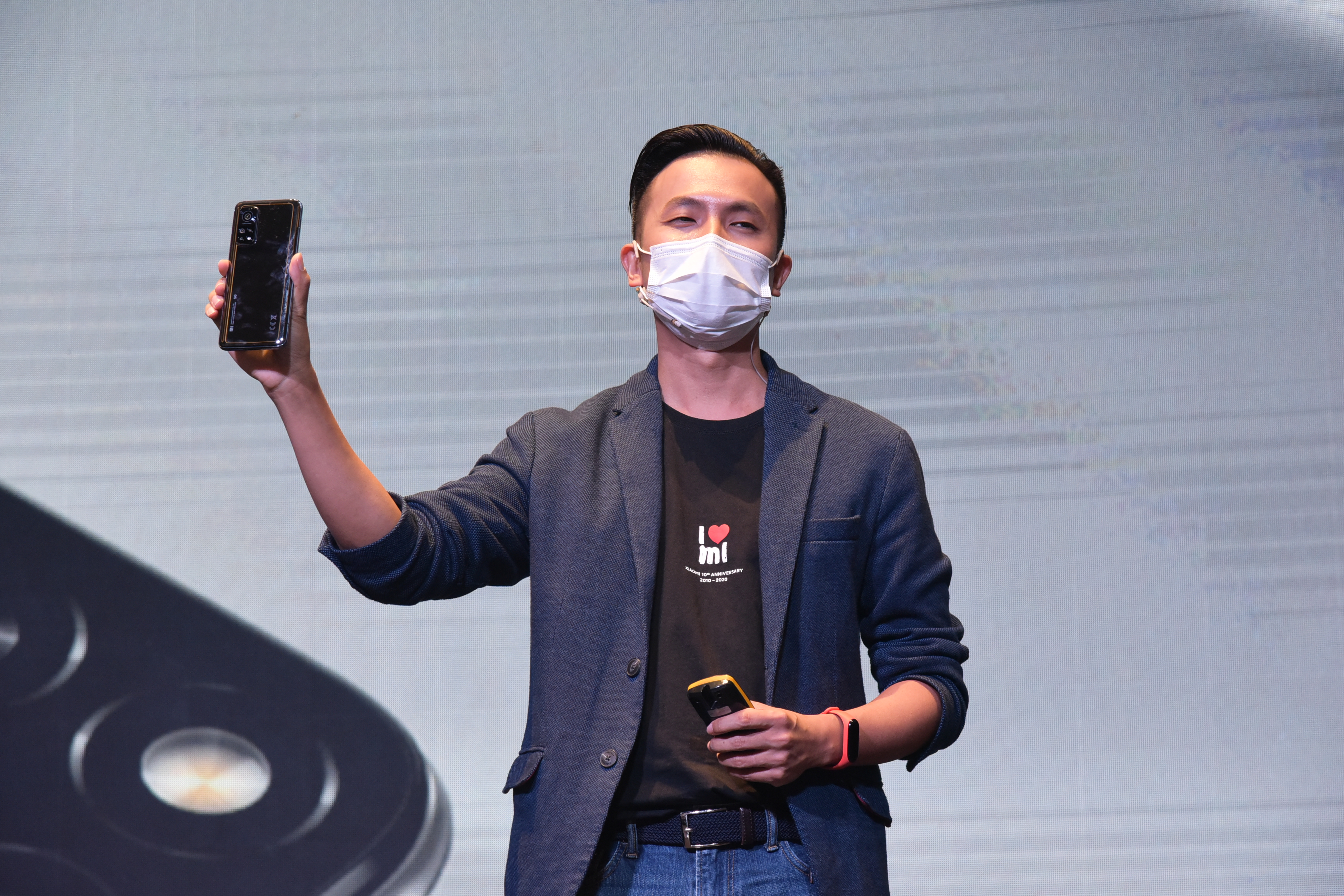 小米东南亚区域总裁梁嘉文向出席者展示全新小米Mi 10T Pro。-小米提供-