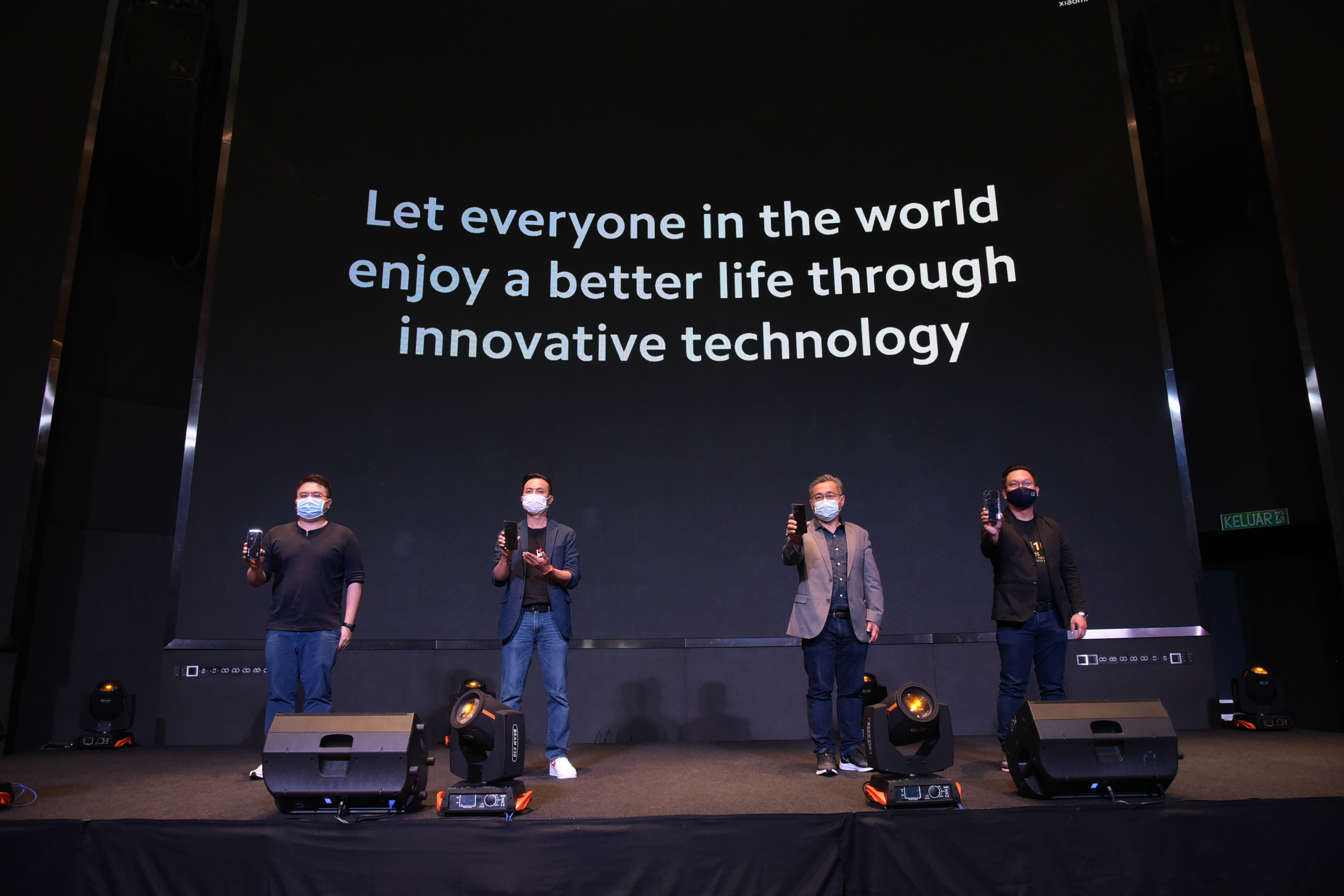 梁嘉文（左2）连同Lazada移送设备类别经理许子健（左起）、Era International销售主管许有国和Rain Distributon销售主管邱鼎健共同主持推介仪式。 -小米提供-