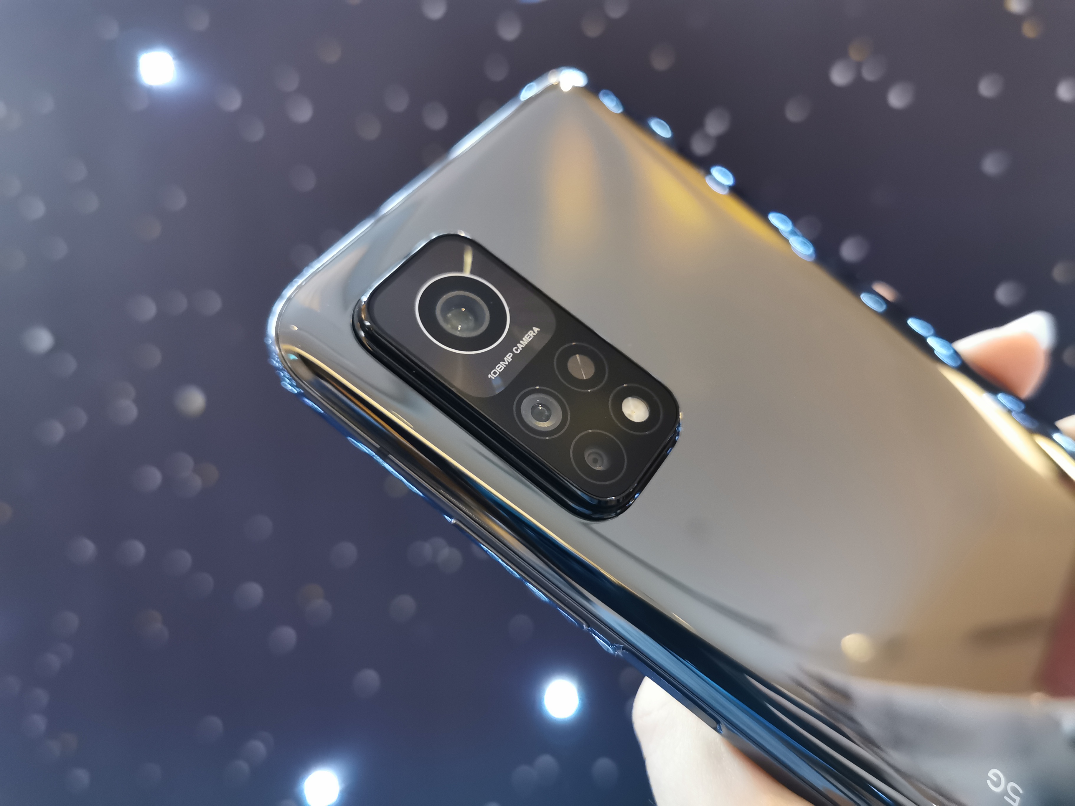 Mi 10T Pro配备108MP的主摄镜头、13MP超广角镜头、5MP微距镜头以及一颗闪光灯。-方贝欣摄-