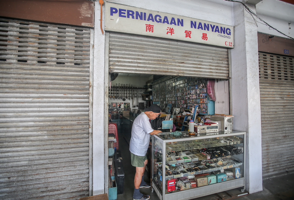 钟金城虽然深知已经很少人会来购买黑胶唱片和卡带，但他仍坚持每天开店营业。-Farhan Najib摄-