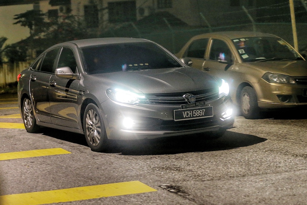 Several VIP cars entering Tan Sri Muhyiddin Yassin house in Bukit Damansara October 25,2020.nu00e2u20acu201d Picture by Ahmad Zamzahuri