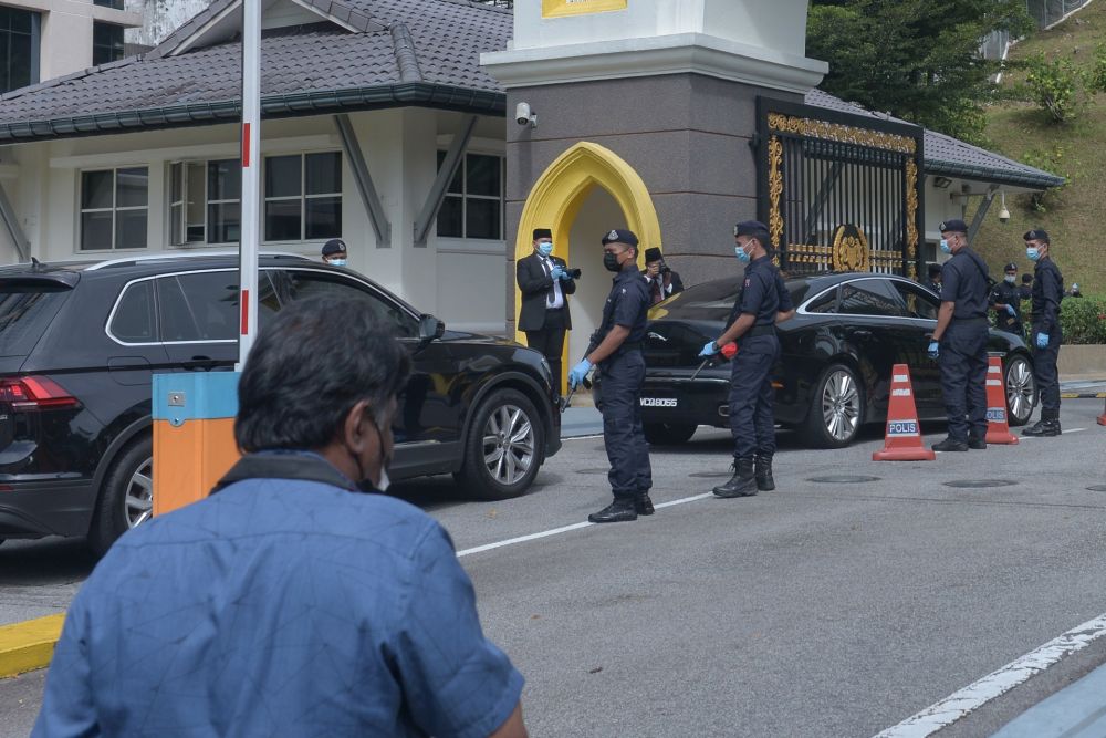 A vehicle ferrying Datuk Seri Anwar Ibrahim arrives at Istana Negera, Kuala Lumpur October 13, 2020. u00e2u20acu201d Picture by Ahmad Zamzahuri