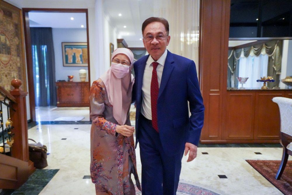 Datuk Seri Anwar Ibrahim is due for a royal audience with Yang di-Pertuan Agong Al-Sultan Abdullah Riu00e2u20acu2122ayatuddin Al-Mustafa Billah Shah at the Istana Negara this morning. u00e2u20acu201d Picture via Facebook