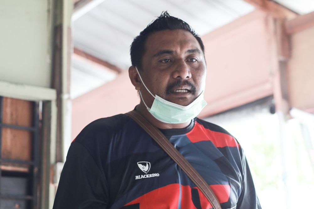 马来汉堡小贩诺莱米沙妮表示，在CMCO期间，他只能营业至晚上10时，所以他的收入肯定会受到影响。-Ahmad Zamzahuri摄-
